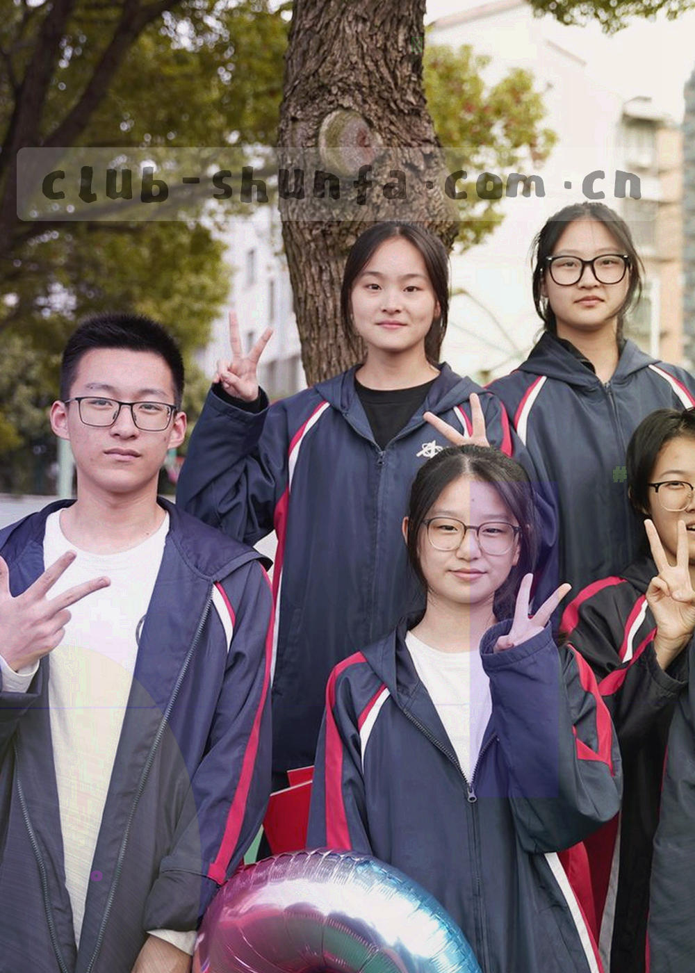 深色主题的手机竖屏界面，赛程列表左侧带主客场标记与状态色块